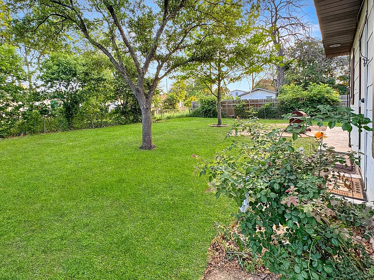 350 Storeywood Dr — Photo 16
