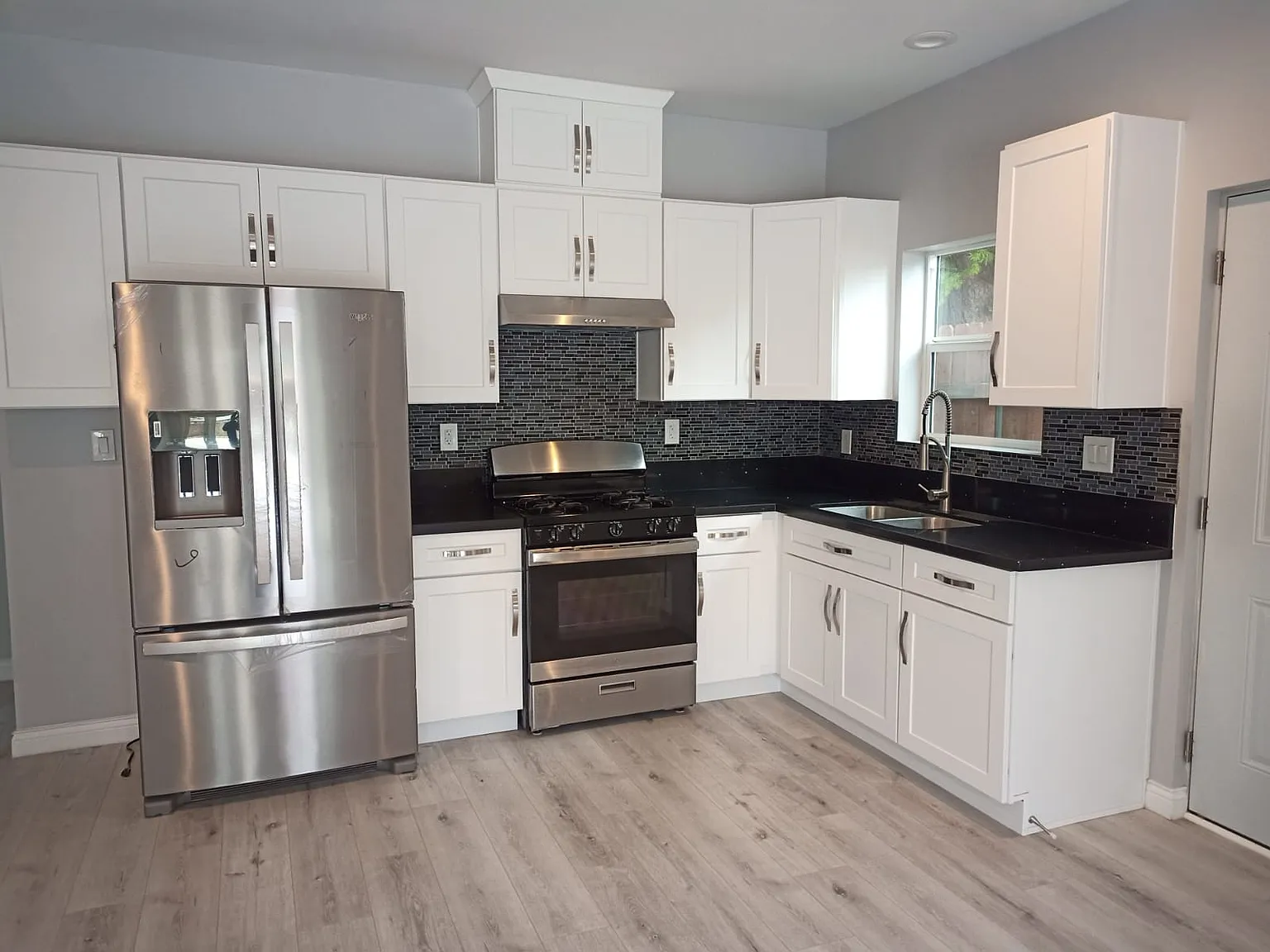 3 bed, 2.5 bath, 1200 sqft, $3,750 — Photo 2