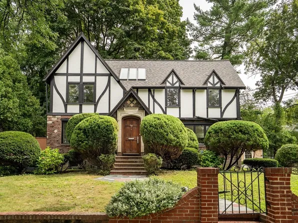 28 Laudholm Rd, Newton, MA 02458