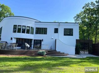 4 Knollwood Rd, Woodcliff Lake, NJ 07677