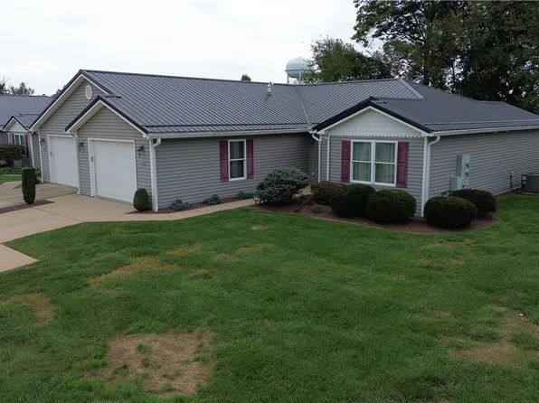 719 Oak Tree Ln, Belpre, OH 45714
