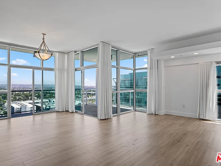 13700 Marina Pointe Dr #1916 — Photo 2