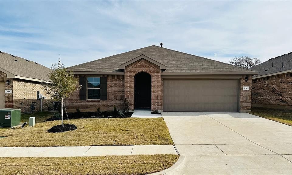 D.R. Horton''s Justin floorplan, elevation A. All Photos shown here may not depict the specified home and features and are included for illustration purposes only. Elevations, exterior/ interior colors, options, available upgrades, and standard features will vary in each community and may change without notice. May include options, elevations, and upgrades (such as patio covers, front porches, stone options, and lot premiums) that require an additional charge. Landscaping and furnishings are dÃ©cor items and are not included in purchase price. Call sales agent for more details.