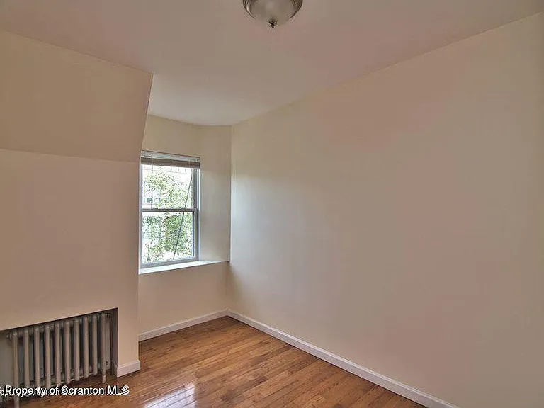 533 Quincy Ave — Photo 15