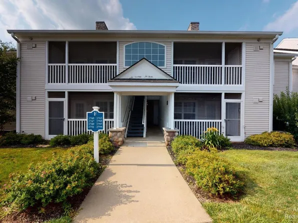 2795 S Knightsbridge Cir, Ann Arbor, MI 48105