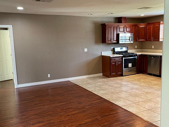 2nd image of 617 S Oakwilde Dr