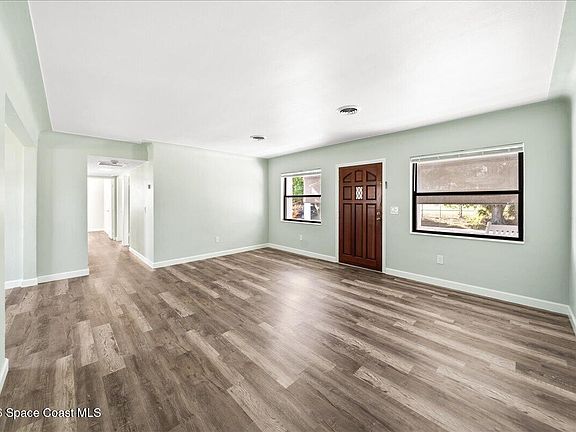 4th image of 586 Lorraine Dr