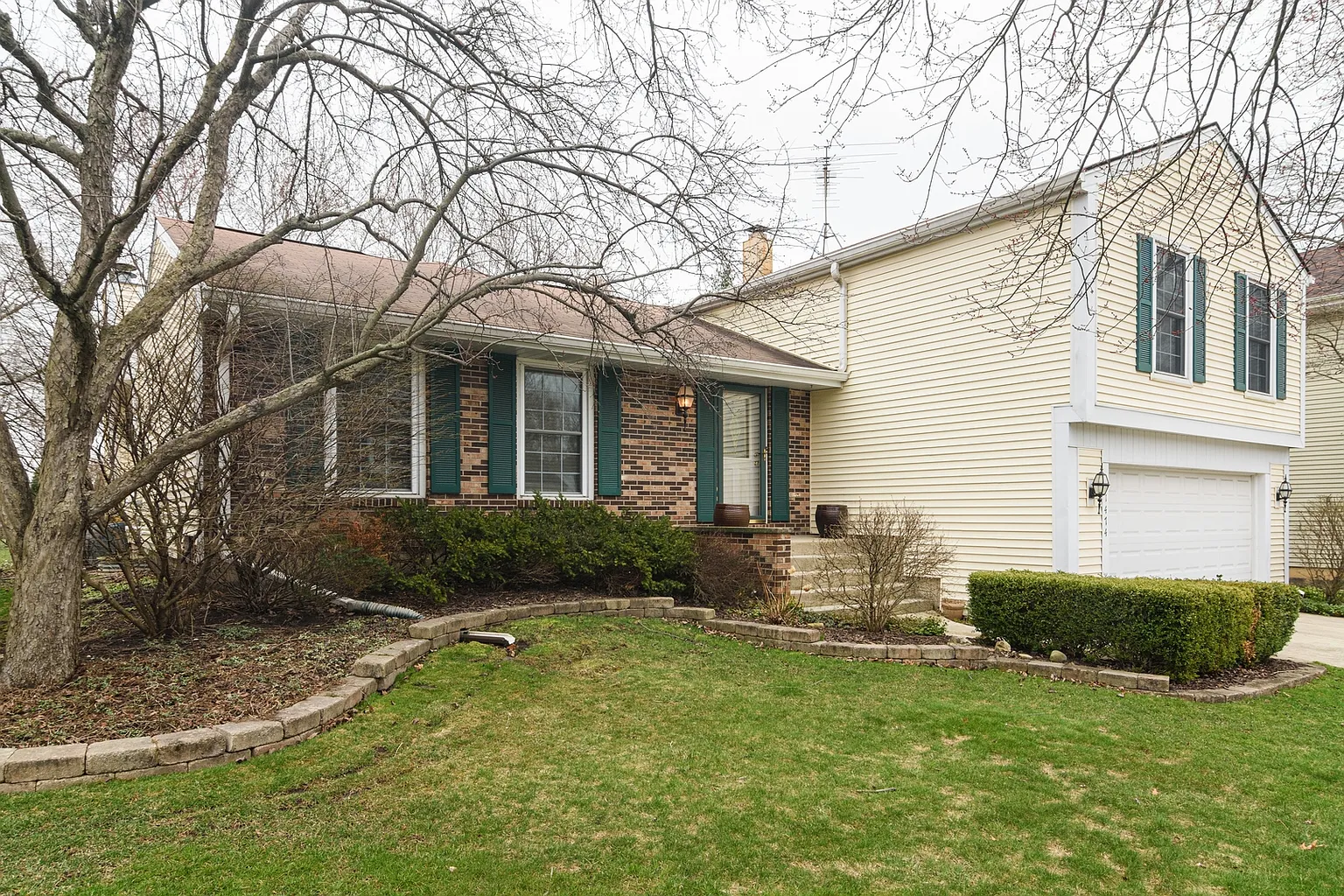 1474 Oxford Dr photo 1