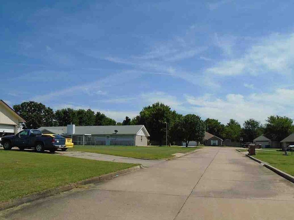 2nd image of 903 Aspenwood St