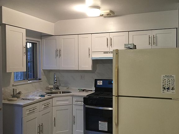 Open kitchen, newly renovated 