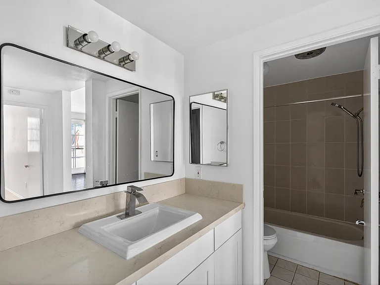 Woodman Ave Apartments — Photo 62