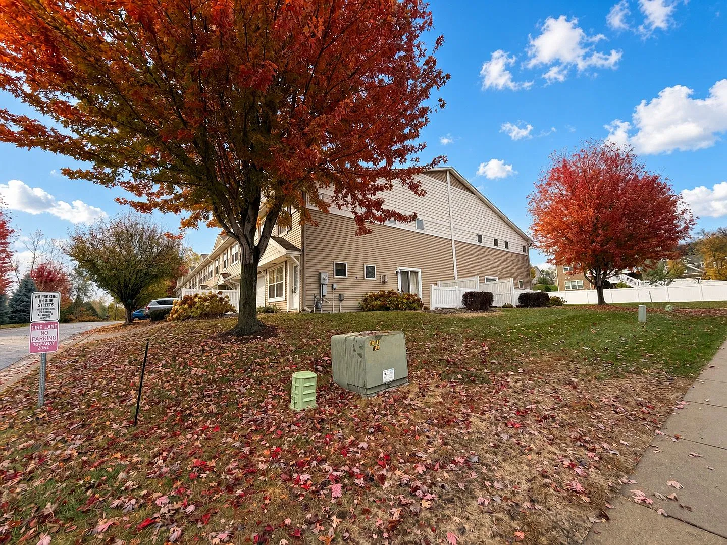 Well Maintained 3bed 2.5Bath End Unit Townhome w'Loft Space in Woodbury! — Photo 2