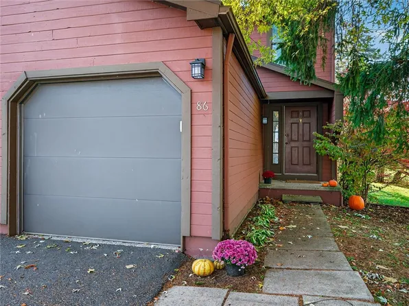 86 Broxbourne Dr, Fairport, NY 14450