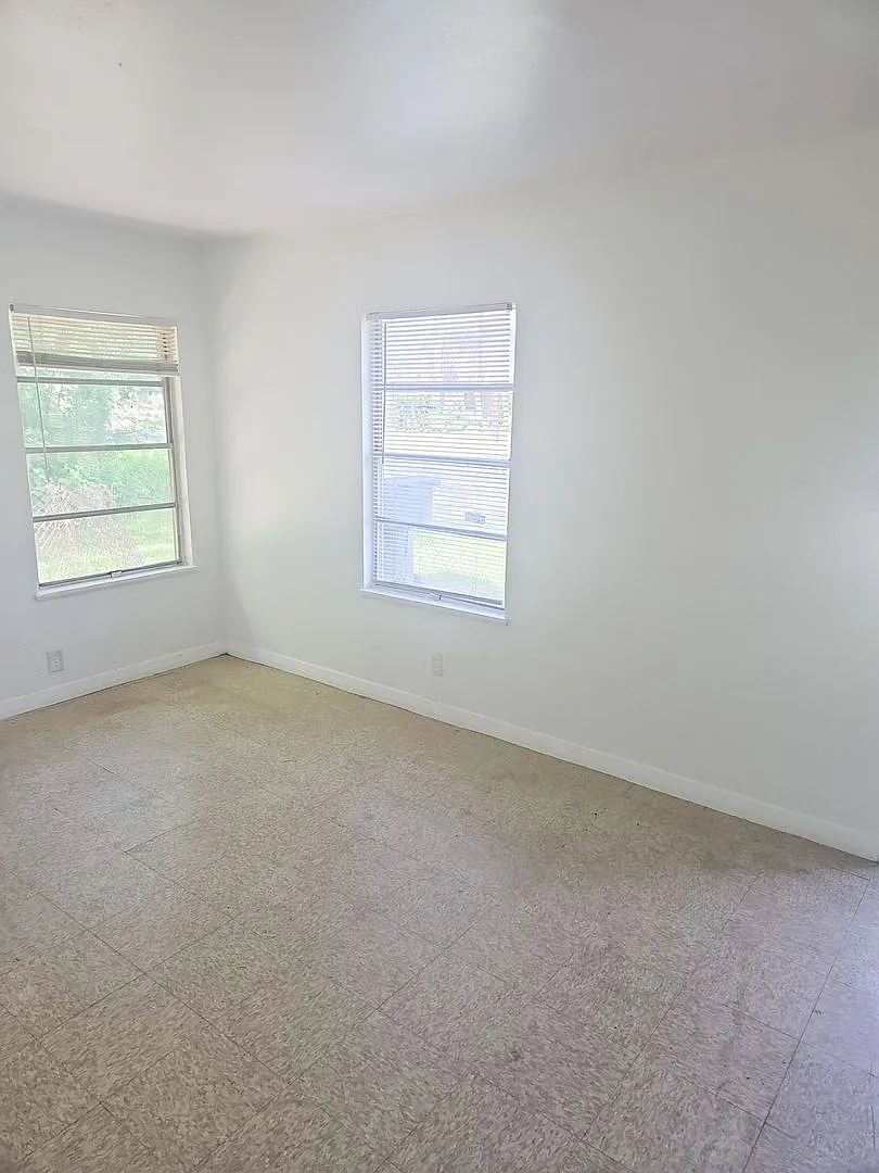980-982 Oakland Street — Photo 2