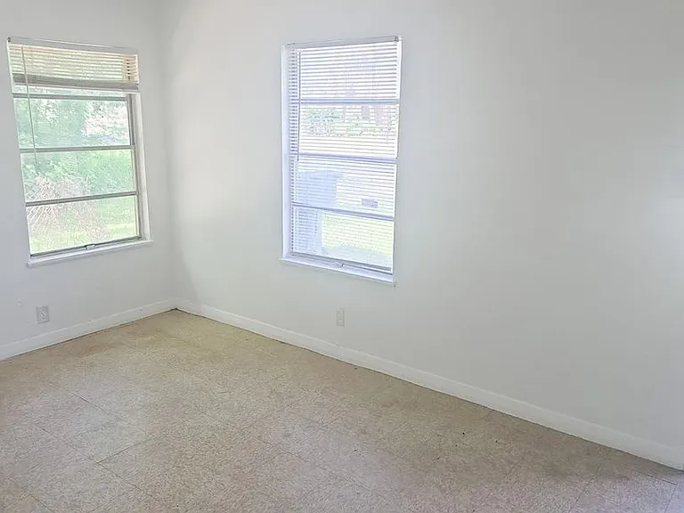 980-982 Oakland Street — Photo 2