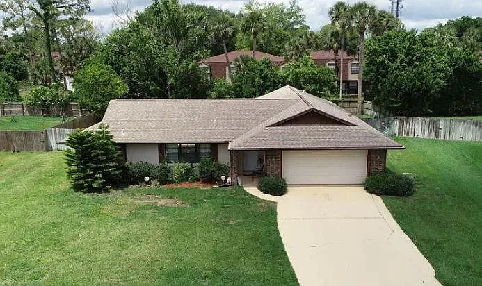 5 bed, 2.5 bath, 2050 sqft, $3,200 — Photo 3