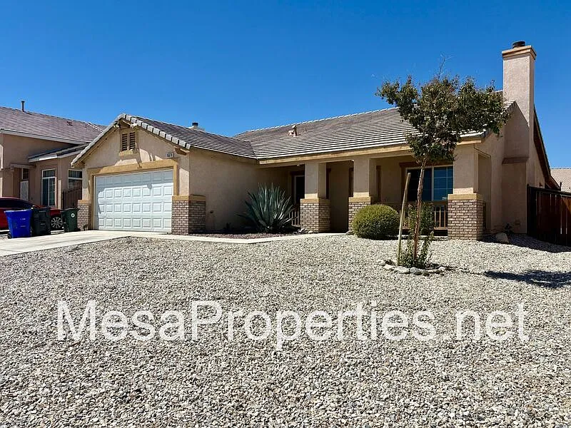 4 bed, 2.0 bath, 1630 sqft, $2,200 — Photo 2