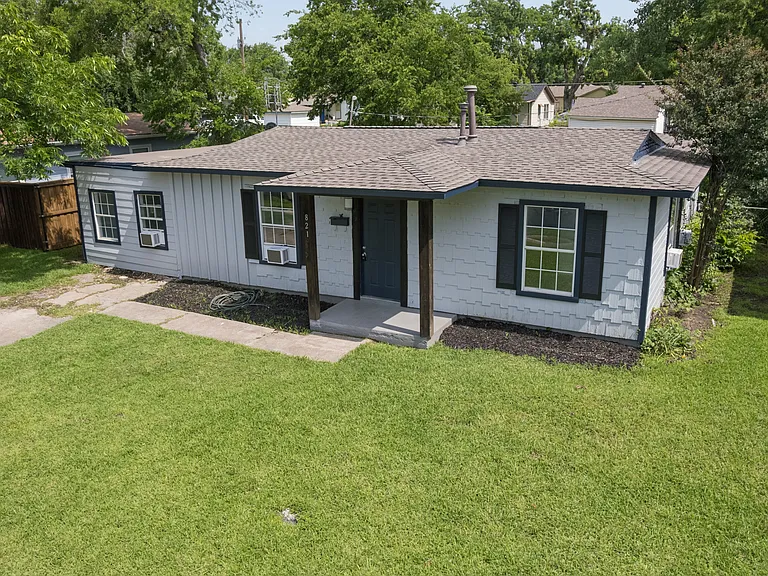 821 Travis St — Photo 3