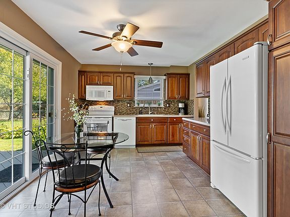 5th image of 152 W King Arthur Ct