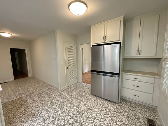 3rd image of 685 Nix Dr