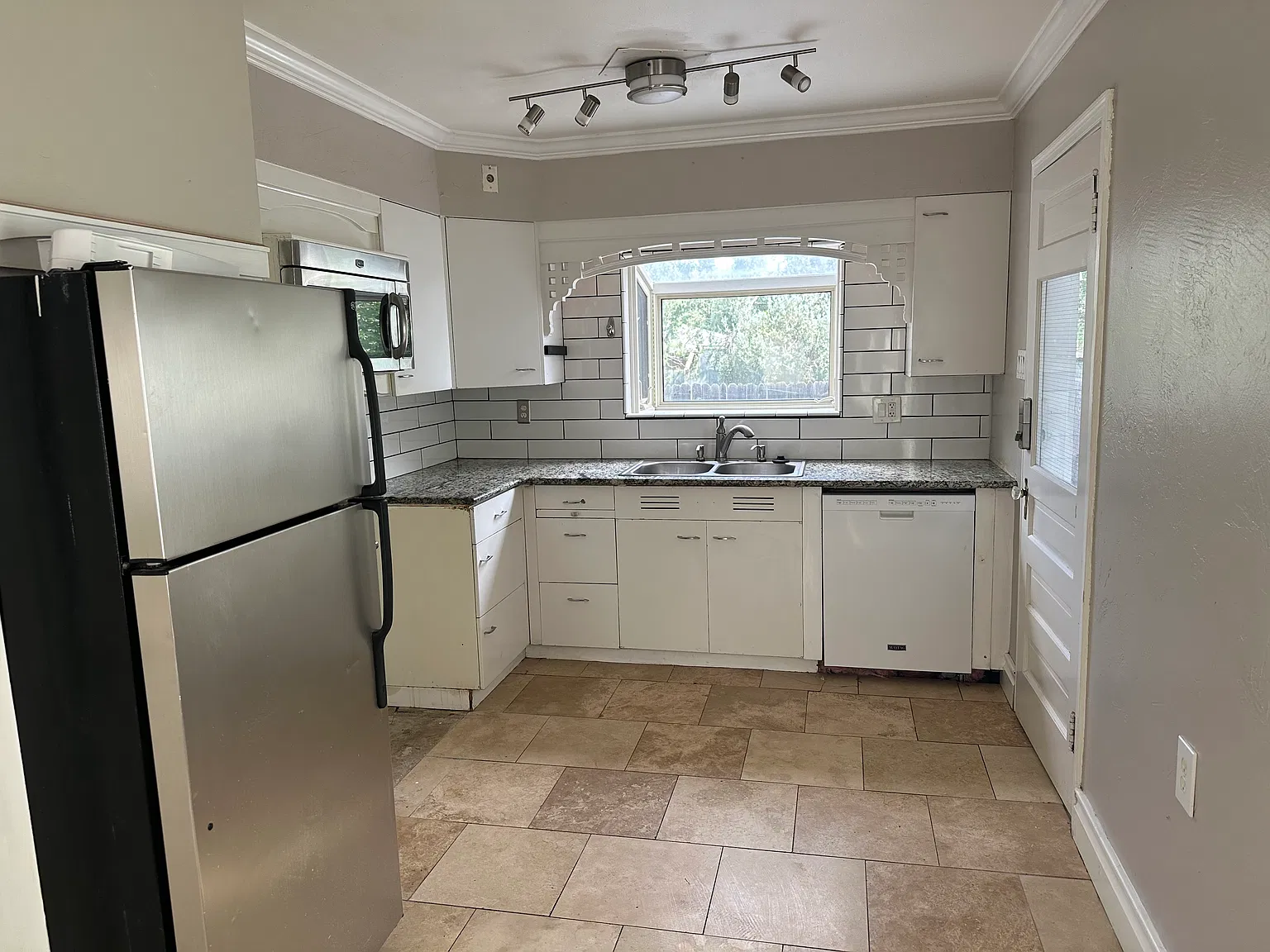 2 bed, 868 sqft, $1,950 — Photo 2