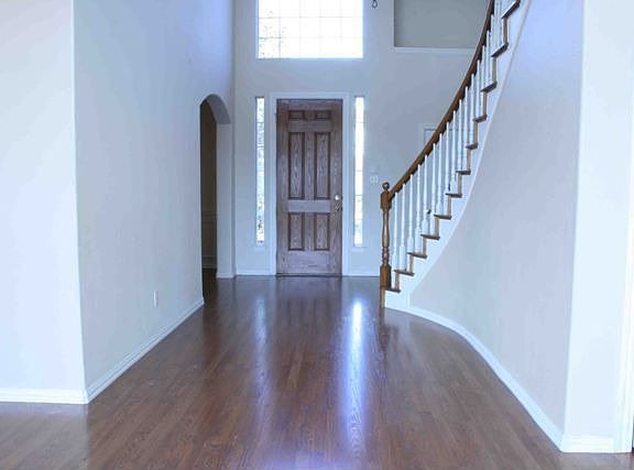 3rd image of 5625 Glenview Ln