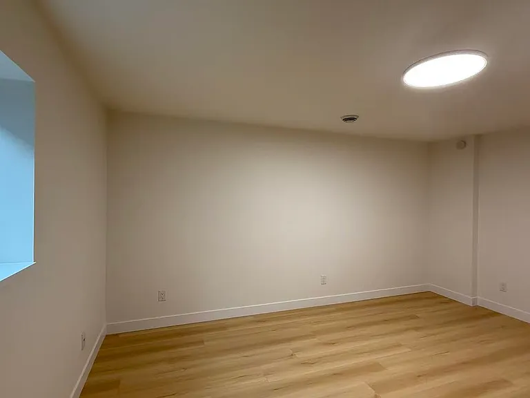 1536 Duthie Ave #4 — Photo 2