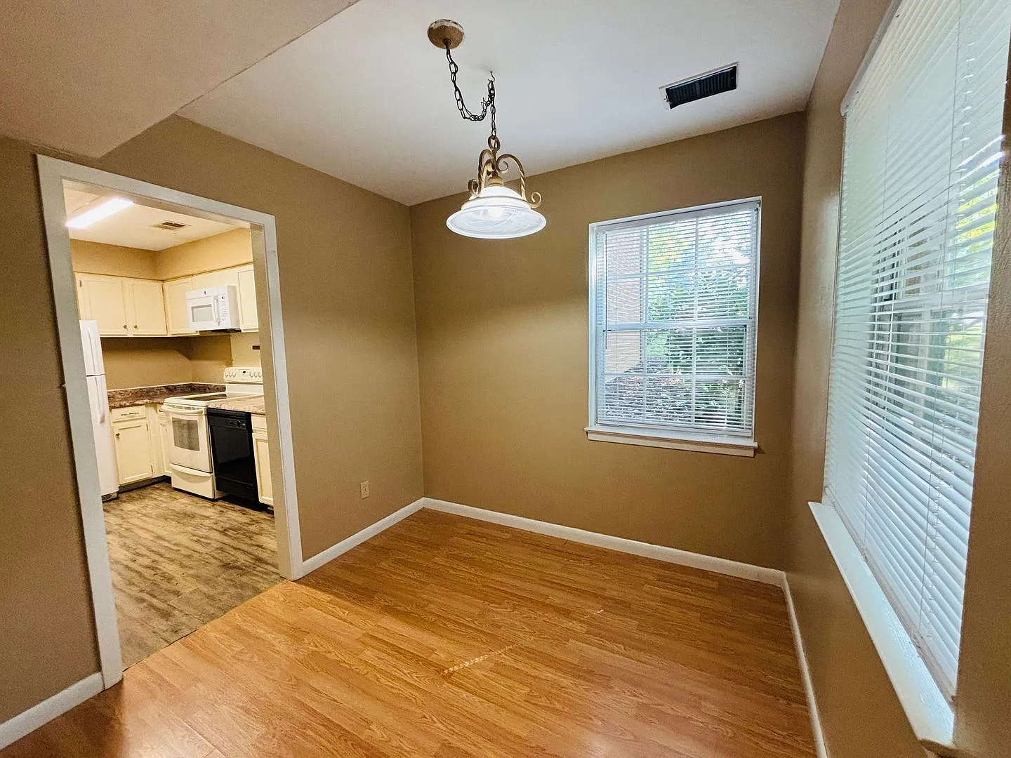 2 Bedroom 1 Bathroom Townhouse — Photo 4