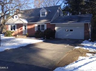 5 Lynnfield Dr, Queensbury, NY 12804