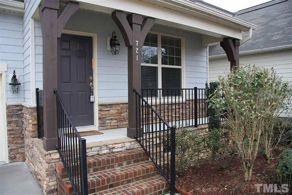 3 bed, 2.5 bath, 2528 sqft, $2,600 — Photo 2