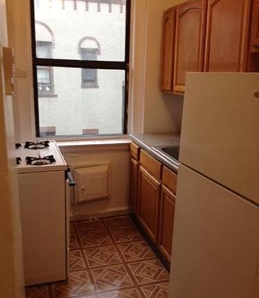2nd image of 640 W 207th St