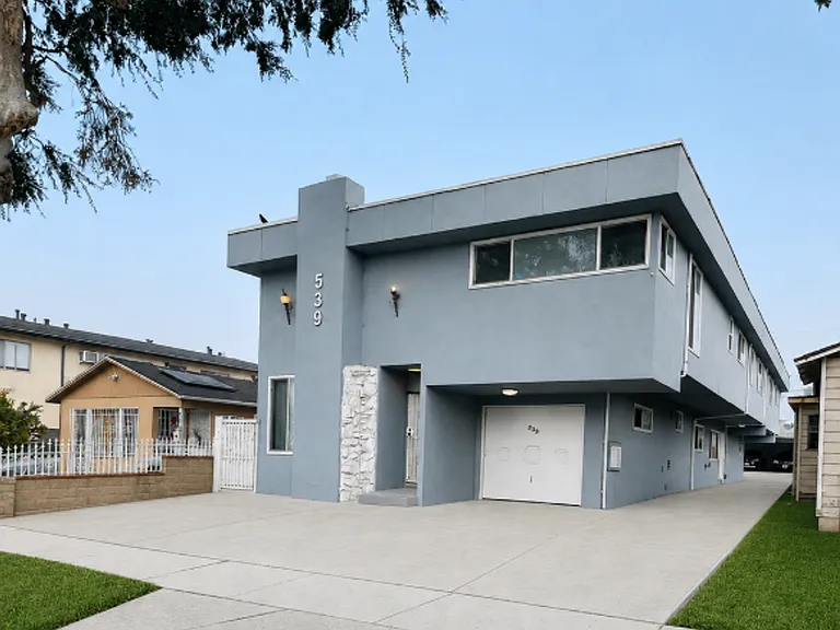 539 E Hyde Park Pl — Photo 2
