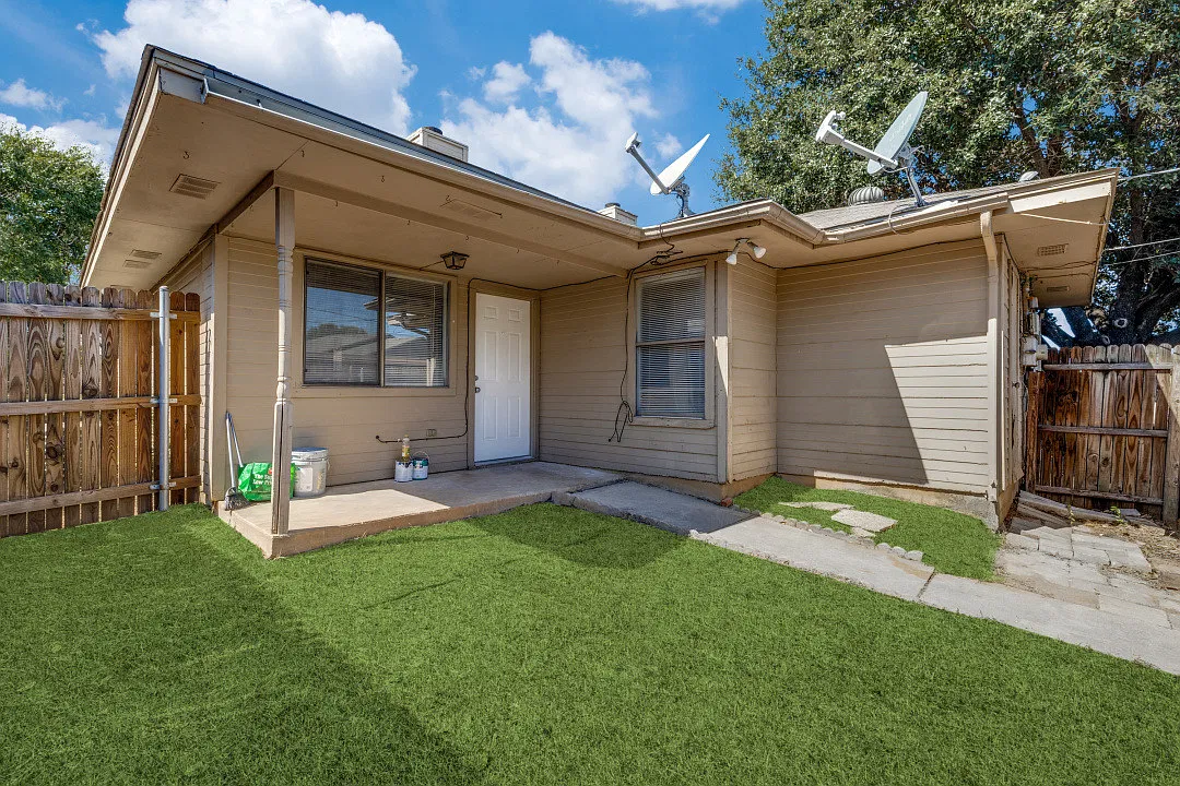 2 bed, 917 sqft, $1,600 — Photo 2