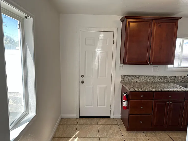 45307 Sierra Hwy — Photo 9