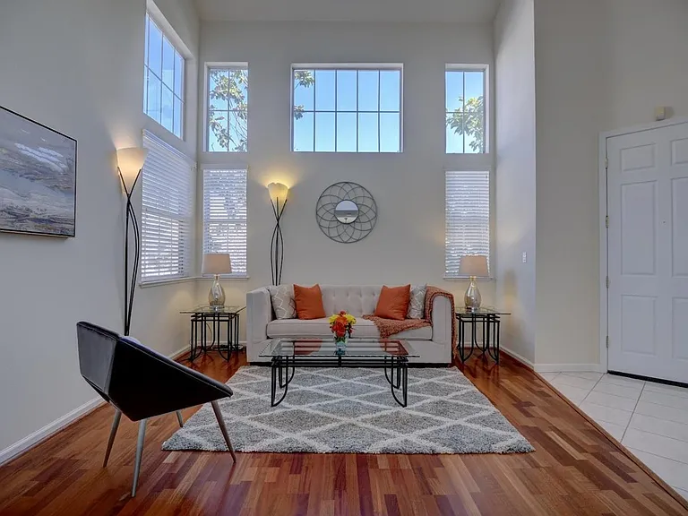 1567 Oak Point Ter — Photo 2