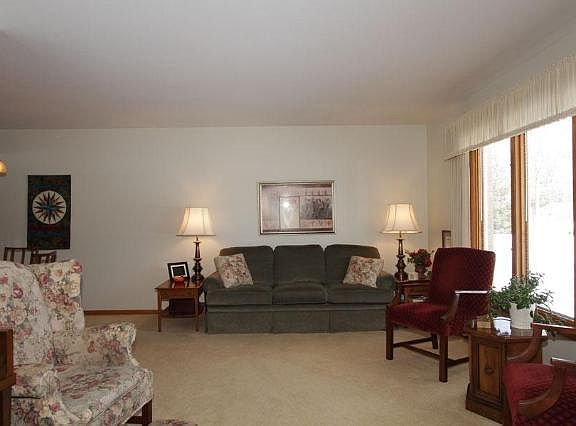 2nd image of 2421 S Meadowmere Pkwy