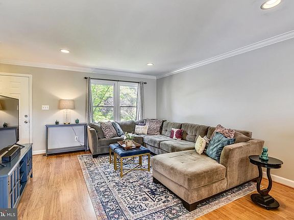 Great Main Level Layout for Entertaining