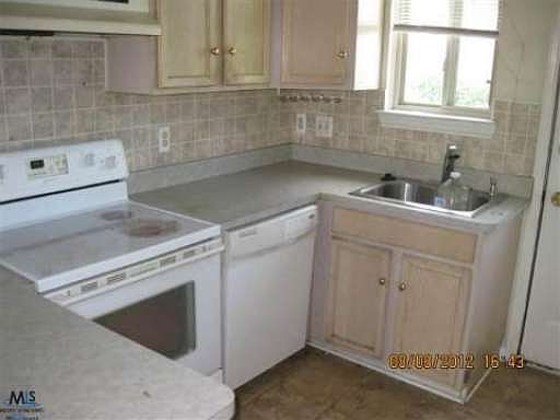 3rd image of 22141 Glenwood St