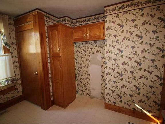 3rd image of 639 N Broadway St