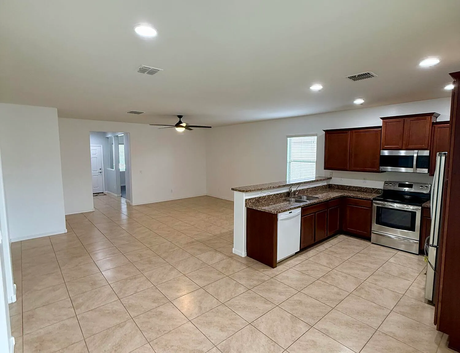 2 bed, 2.0 bath, 1387 sqft, $1,750 — Photo 4