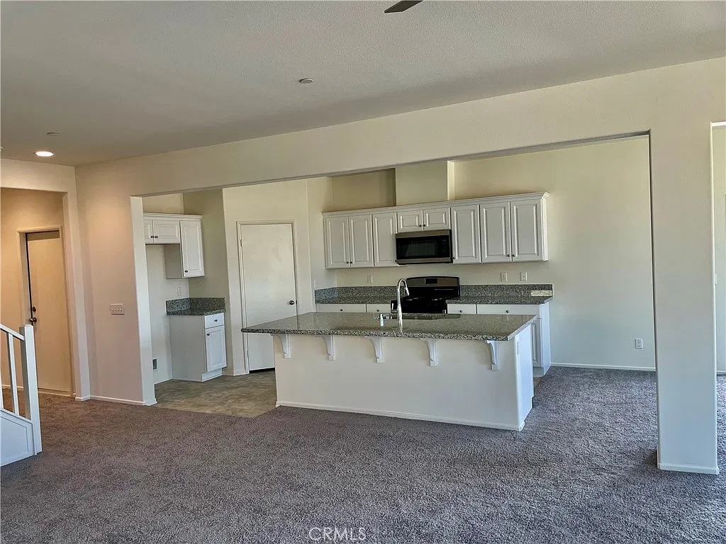 4 bed, 2697 sqft, $3,700 — Photo 2