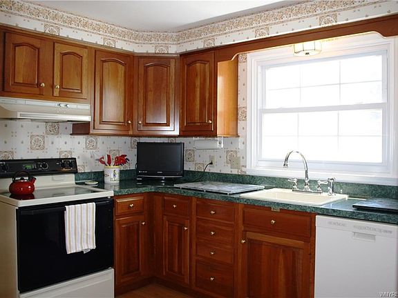 5th image of 101 Roycroft Cir