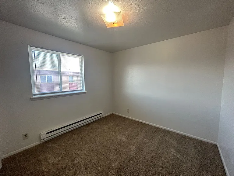 Main 819 S — Photo 19