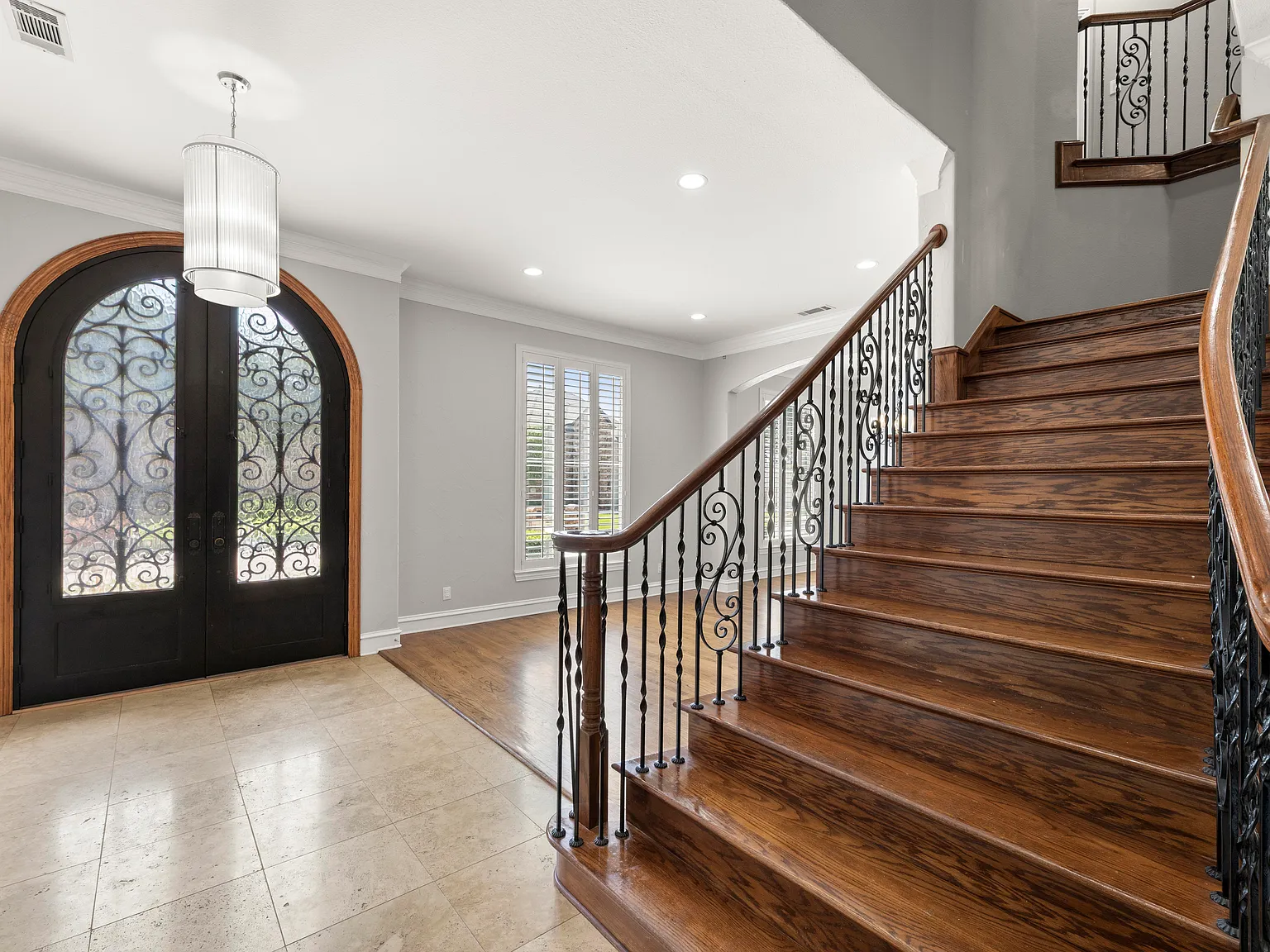 5 bed, 3839 sqft, $5,400 — Photo 2