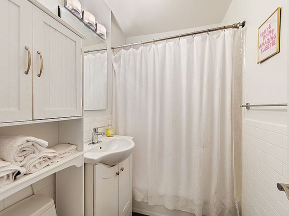 3rd image of 201 W 21st St APT 6H