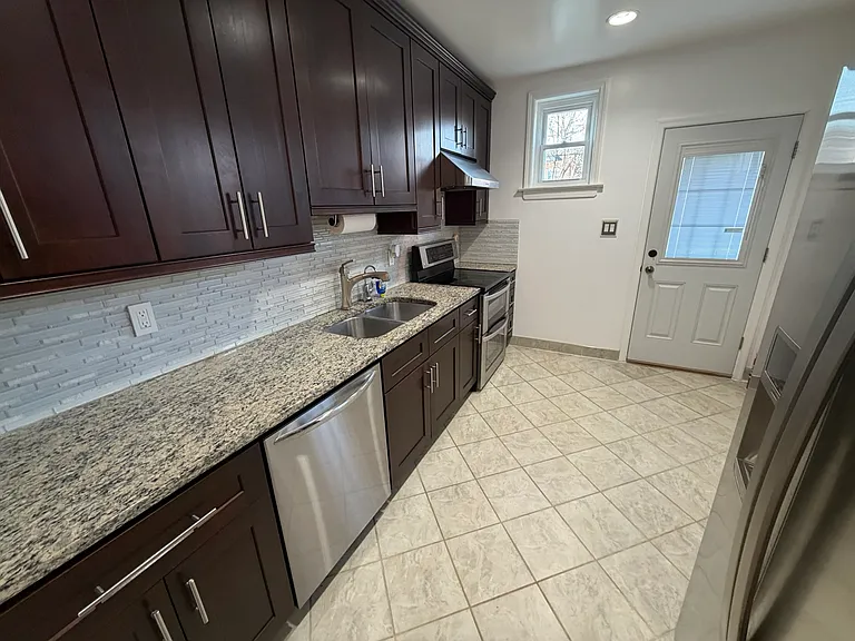 1535 Willow St — Photo 7