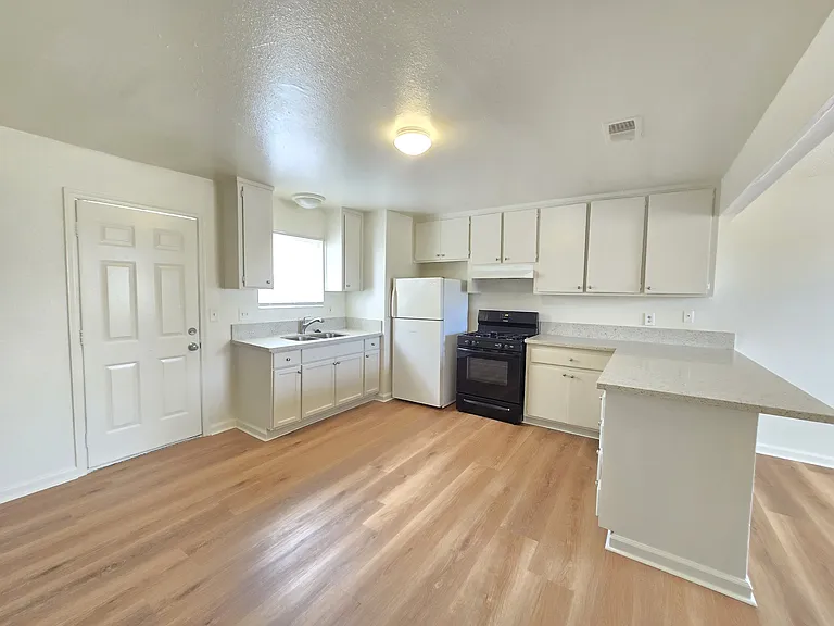 9825 N Loop Blvd #B — Photo 3