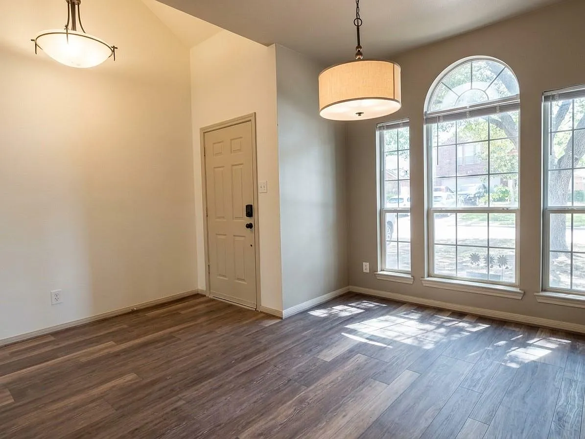 3 bed, 2.5 bath, 1659 sqft, $1,950 — Photo 2
