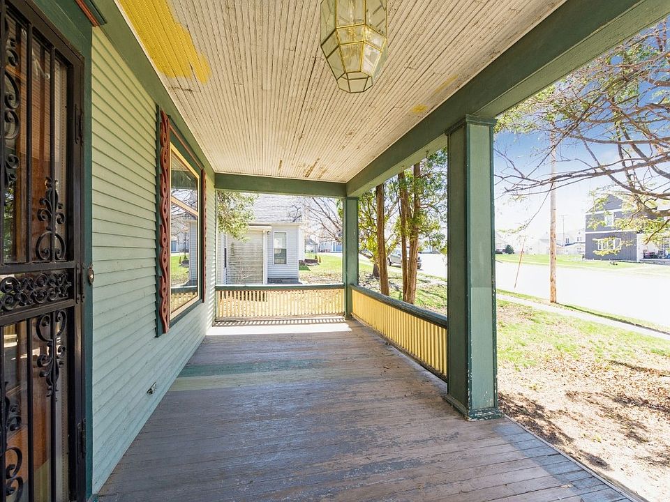 212 Main St, Newhall, IA 52315 Zillow