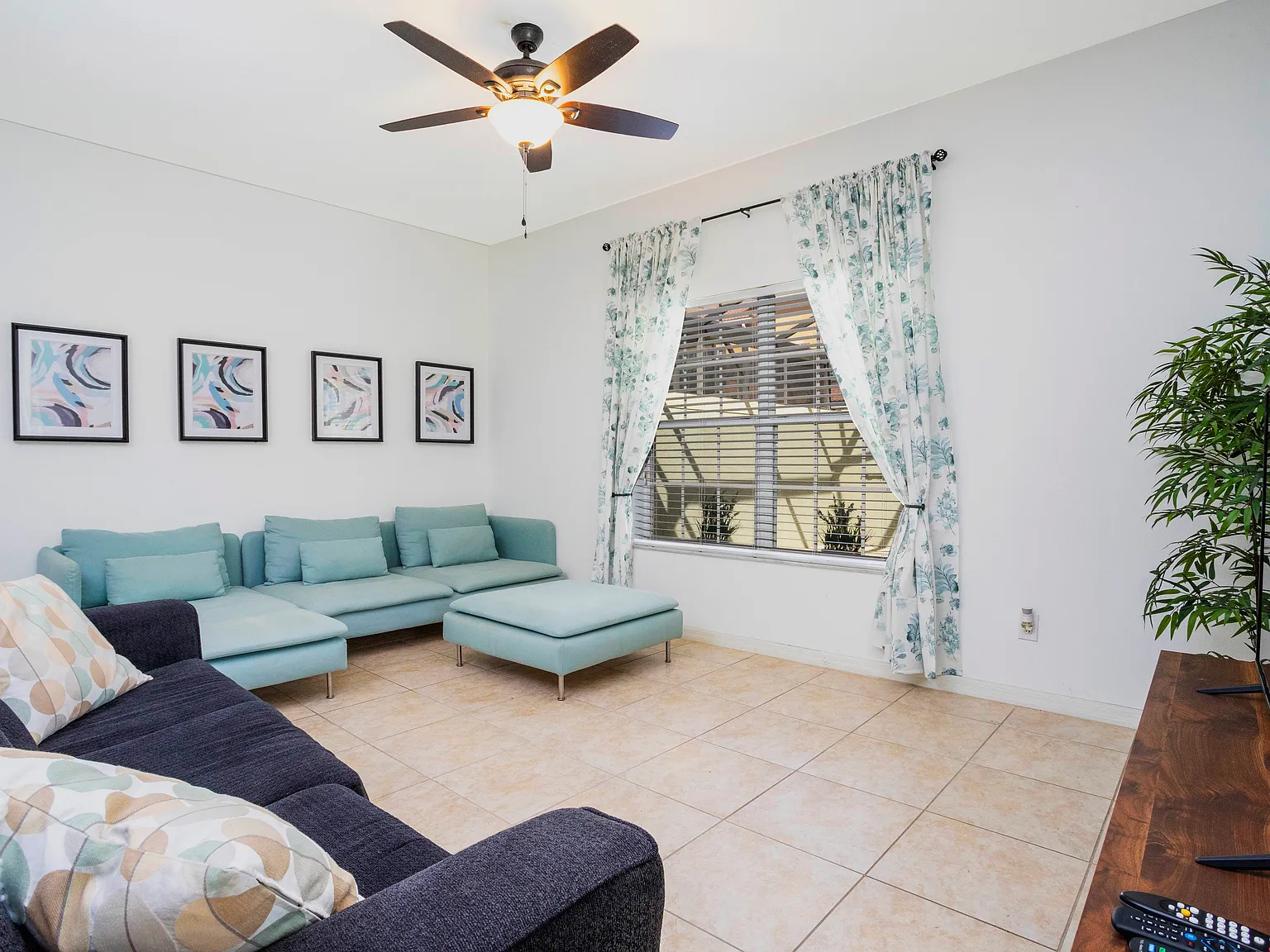 5 bed, 2024 sqft, $3,055 — Photo 3